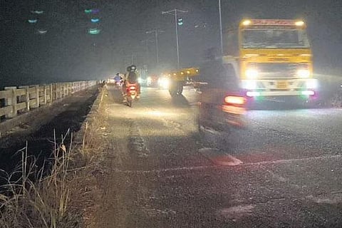 Goshree bridge at night. The damaged streetlights can also be seen