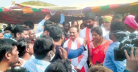 Huzurabad MLA and BJP leader Eatala Rajender interacts with the protesting farmers near Gouravelli project at Gudatipally village in Siddipet district. (Photo| EPS)
