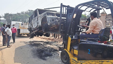 Police personnel on Monday remove a jeep which was set ablaze by migrant workers of Kitex at Kizhakkambalam on Saturday night | Albin Mathew