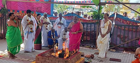 JDS supremo Deve Gowda and his family members take part in a special pooja and homa at Deveshwara temple at his native Haradanahalli in Holenarasipur taluk on Wednesday (Photo | Special arrangement)
