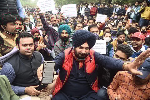 Navjot Singh Sidhu joins Delhi government guest teachers, outside residence of CM Arvind Kejriwal, who are holding protests over their demand for permanent jobs. (Photo | Parveen Negi, EPS)