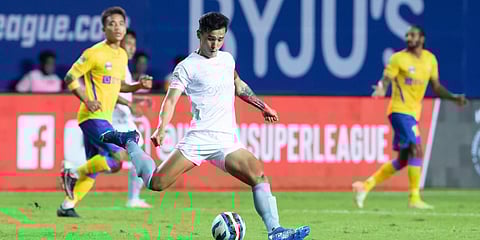 Vinit Rai of Odisha FC passes the ball during an ISL 2021-22 against Kerala Blasters FC. (Photo| PTI)