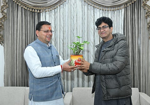 Uttarakhand Chief Minister Pushkar Singh Dhami (L) with Central Board of Film Certification (CBFC) Chairman Prasoon Joshi (R). (Photo | Twitter)