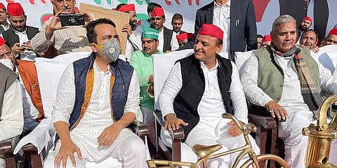 Samajwadi Party President Akhilesh Yadav and Rashtriya Lok Dal President Jayant Chaudhary during 'Parivartan Sandesh' rally ahead of UP Assembly elections 2022, in Meerut, Tuesday. (Photo | PTI)
