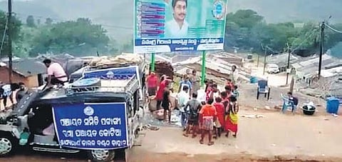 Odisha officials distribute rice to tribals at Pattuchennu village in the disputed Kotia region. (Photo | Express)