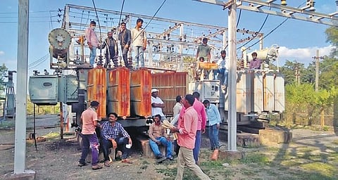 Electricity Department staffers protest against the alleged attack on junior linesmen by four ward councillors of Chennur Municipality on Monday, Dec 6, 2021.