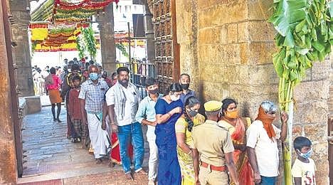 Queue at the Srirangam temple. (File Photo | MK Ashok Kumar, EPS)