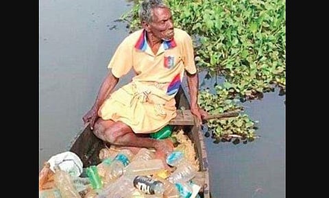 Rajappan collecting waste from Vembanad Lake