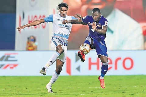 Chennaiyin’s Esmael Goncalves (R) vies for the ball with Jamshedpur’s Stephen Eze during their ISL clash at the GMC Stadium in Bambolim, on Wednesday. (Photo | sportzpics)
