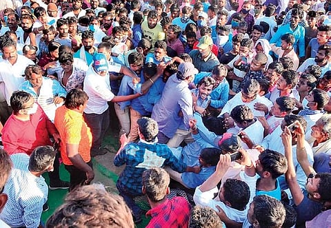 Dalit Shakti activists disrupt Chief Minister K Chandrasekhar Rao’s public meeting at Halia by raising slogans against TRS MLA Ch Dharma Reddy on Wednesday