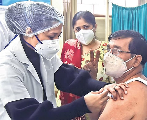 A medical professional administers Covid-19 vaccine to a frontline worker at a facility in Daryaganj on Thursday. (Photo | EPS/Parveen negi)