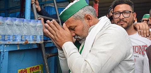 BKU leader Rakesh Tikait pays his regards for water from Amritsar during farmers' ongoing protest at the Ghazipur border in New Delhi Friday. (Photo | PTI)