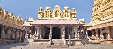 Ranga Mantapa of Hampi’s Virupaksha temple that has a similar T-shaped plinth
