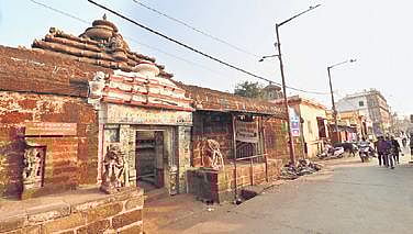 Chief of Brahmana Nijog Biranchi Narayan Pati said the existing earthing system of the temple was very old and could not bear the effect of the lightning. 
