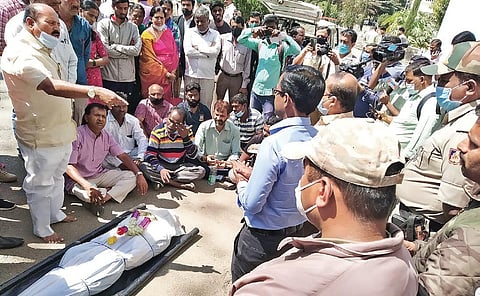 Villagers of Halasulige, led by Sakleshpur MLA and JDS state president HK Kumaraswamy, staged a protest with the mortal remains of Vasanth, who was trampled to death by an elephant, in Hassan district
