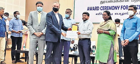 General Manager, ITC Grand Chola, and Area Manager- ITC Hotels, South, Zubin Songadwala receiving the award from Corporation Commissioner G Prakash