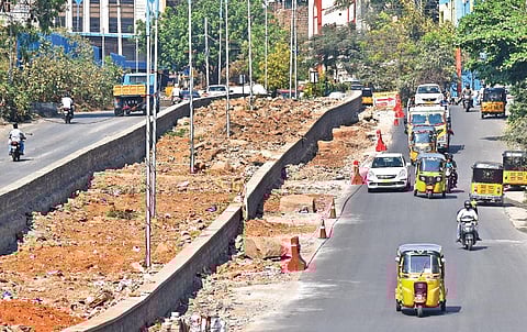 Median filled with construction waste on Road No. 82 at Jubilee Hills in Hyderabad. (Photo| S Senbagapandiyan, EPS)