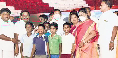 Five children from Kalakkadu met with Chief Minister Edappadi K Palaniswami and thanked him for providing them with books, in Tirunelveli on Thursday