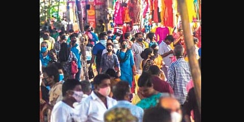 People ignore social distancing norms at Unit-II market in Bhubaneswar. (Photo | EPS)