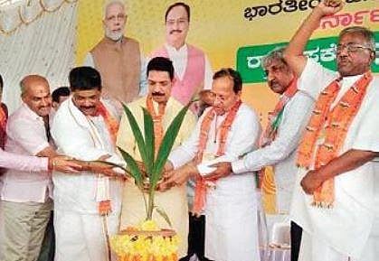 BJP National General Secretary Arun Singh inaugurates a party workers’ meet in Hassan on Thursday. Party state chief Nalin Kumar Kateel was also present