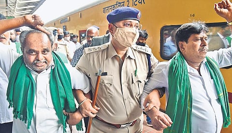 Police detain farmers at Yeshwantpur railway station during the rail roko against the Centre’s farm laws | SHRIRAM B N
