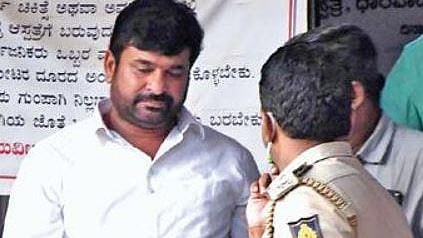 Former Karnataka  Minister Vinay Kulkarni talks to CBI officals. 