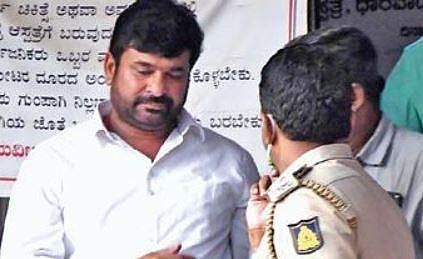 Former Karnataka  Minister Vinay Kulkarni talks to CBI officals. (File Photo | Express)