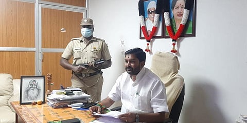 AIADMK MLA Vaiyapuri Manikandan with the armed  security personnel provided to him by police. (Photo | EPS)