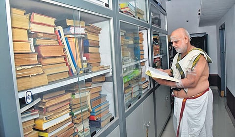 Eminent Vedic scholar Viswanatha Gopalakrishna Sastry at his home  in Rajamahendravaram. (Photo | Express)