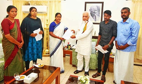BJP senior leader Sobha Surendran meeting Governor Arif Mohammad Khan, at the Raj Bhavan along with representatives of the agitating PSC rank holders. (Photo | Express)