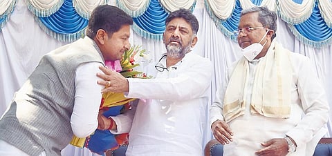 Independent MLA Sharath Bachegowda greets KPCC chief D K Shivakumar and  CLP leader Siddaramaiah in Bengaluru on Thursday   | Nagaraja Gadekal