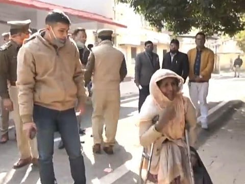 The elderly physically challenged woman at the SSP/DIG office (Photo | Twitter/@kanpurnagarpol)