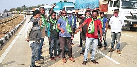JMM workers staging ‘chakka jam’ on NH-19 near Budamora village. (Photo | EPS)