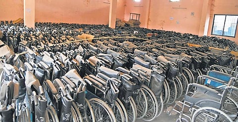 Koppal man carries mother down three floors after district hospital fails to provide a wheelchair