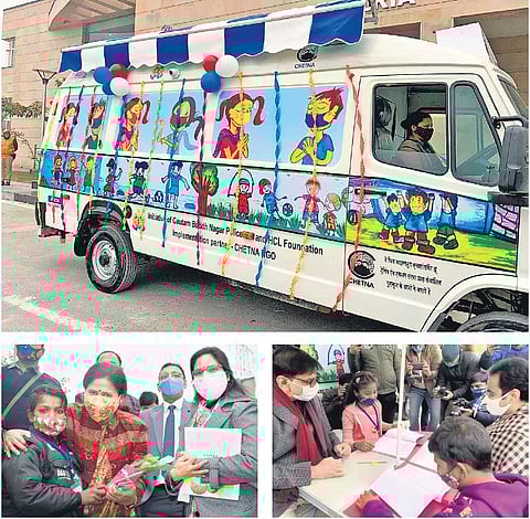 a mobile van from the Nanhe Parinde initiative at Gautam Buddh Nagar; street kids participating in the initiative