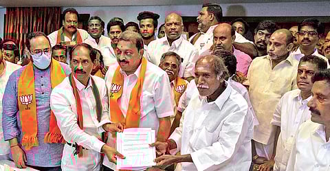 AINRC president N Rangasamy with BJP State president Saminathan after signing poll pact in Puducherry. (Photo | G Pattabi Raman/EPS)