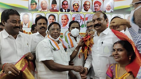 Former legislator M Vaithinathan being welcomed into the Congress by former CM V Narayanasamy along with PCC President A V Subramanian and others on Friday (Photo | Special arrangement)
