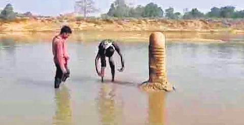 Villagers inspecting the lingam in Baitarani river in Jajpur district | express