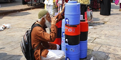 An old man quenches his thirst with free drinking water at Charminar. (Photo| Vani Buddhavarapu, EPS)