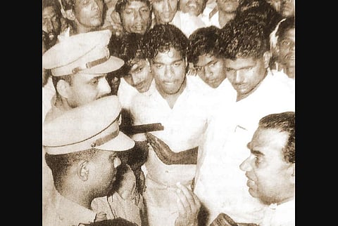 CPM leader A K Gopalan talking to the policemen in Thalassery during the riot | Pic courtesy: Dr A Valsalan