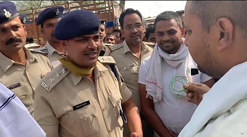 ASP Hajipur Raghav Dayal asking bandh supporters to end the protest at Hajipur (Photo | Special arrangement)