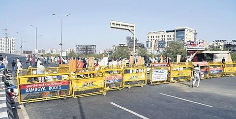 Farmers  block highway at the Delhi-Uttar Pradesh border in Ghaziabad | Parveen Negi