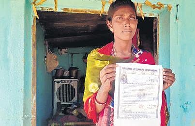Nita Chhatar with the fake document | Express