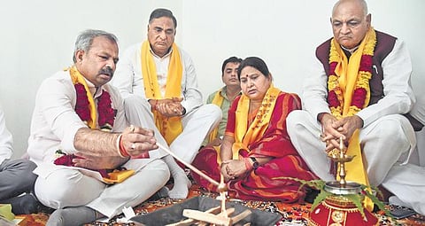 Delhi BJP president Adesh Gupta performs puja during the inauguration of  the assistance cell. (Photo| Parveen Negi, EPS)