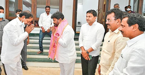 BJP leader from Nagarjuna Sagar constituency K Anjaiah Yadav greets Chief Minister K Chandrasekhar Rao after joining TRS party in Hyderabad. (Photo| EPS)