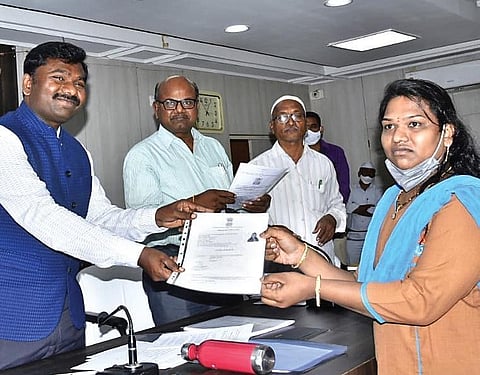 The Anantapur Collector handing-over an identity card to a transgender in the town  on Saturday | Express