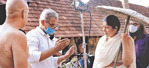 The title of the film translates to “By Her”.