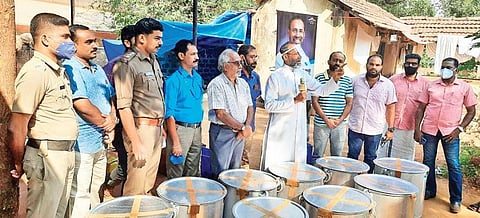 Fr Davis Chiramel alongside police officers and volunteers before the distribution of food packets prepared at Viyyur Central Jail