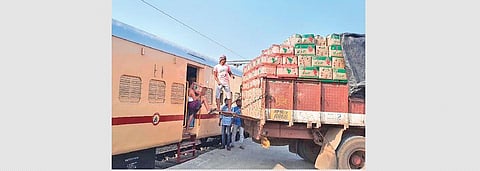 First Kisan Rail from Nuzvid chugs off to Delhi