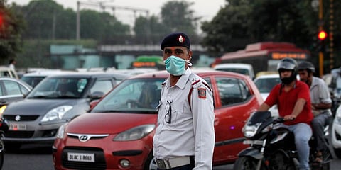 A Delhi Traffic Policeman wearing a pollution mask while performing his duties. (File Photo | Shekhar Yadav, EPS)